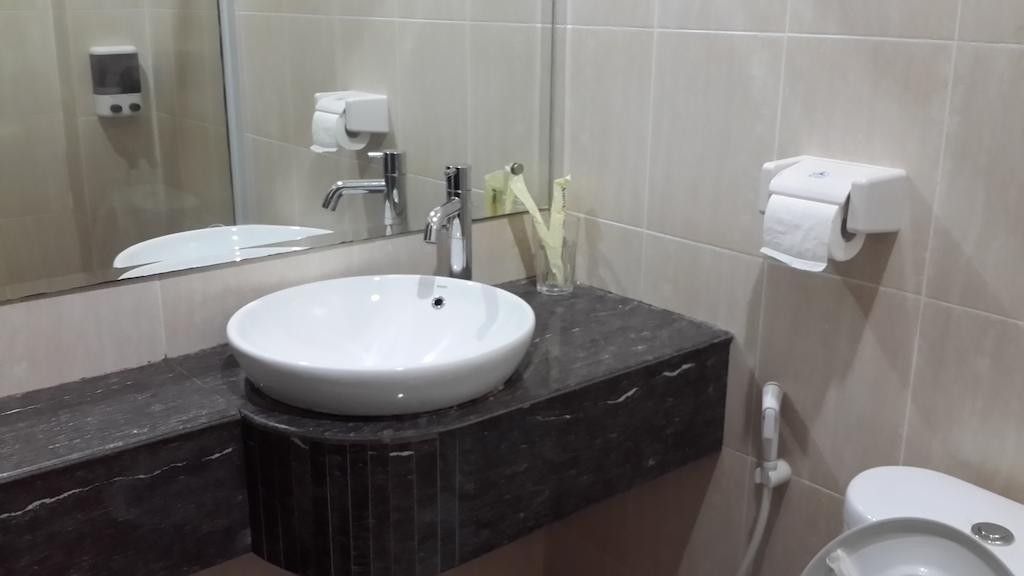 Nagoya One Hotel Batam Rum bild